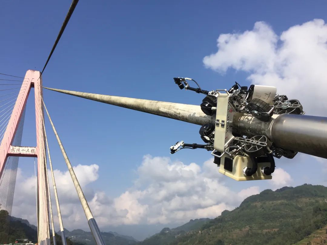 自主研發(fā)橋梁斜拉索檢測機(jī)器人“上崗”，高效完成檢測任務(wù)